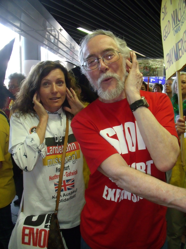 DSCF9513 John and Sally in need of earplugs