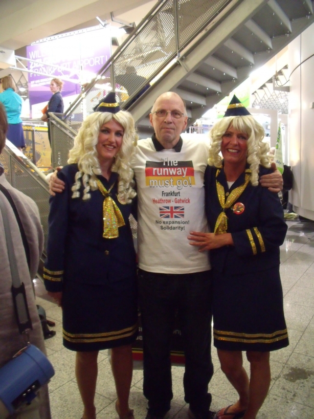 DSCF9550 John Stewart with the singing air hostesses