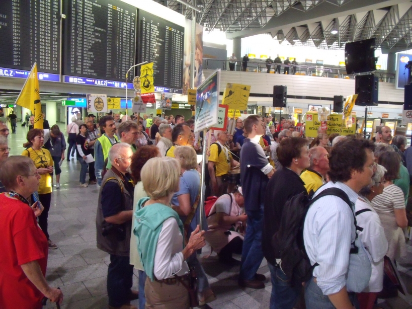 DSCF9556 Crowd listening to speeches