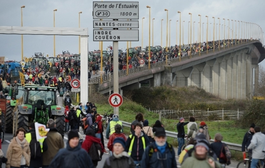Nantes bridge packed 9.1.2016